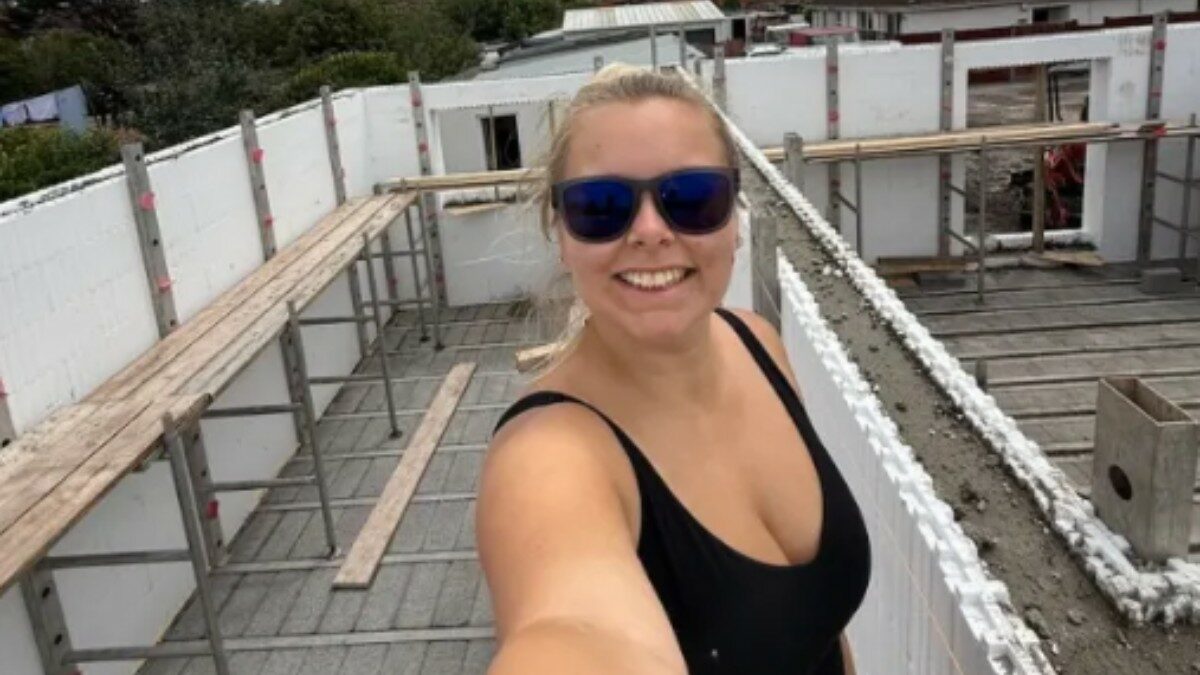 “Io e mio marito abbiamo costruito la nostra casa da soli, utilizzando dei blocchi di polistirolo che si montano come i Lego. All’inizio ci sembrava persino troppo facile… Il costo totale? Circa 225 mila euro”: la storia di Hannah e Charlie