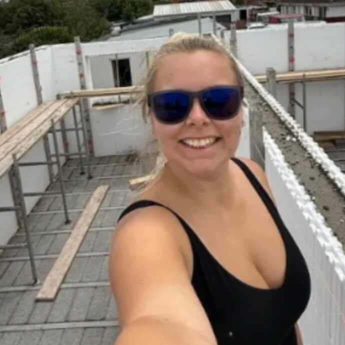 “Io e mio marito abbiamo costruito la nostra casa da soli, utilizzando dei blocchi di polistirolo che si montano come i Lego. All’inizio ci sembrava persino troppo facile… Il costo totale? Circa 225 mila euro”: la storia di Hannah e Charlie