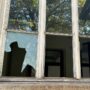 Copertina di Torino, 40 giovani mascherati fanno irruzione in tre scuole e devastano arredi e finestre: 17enne arrestato