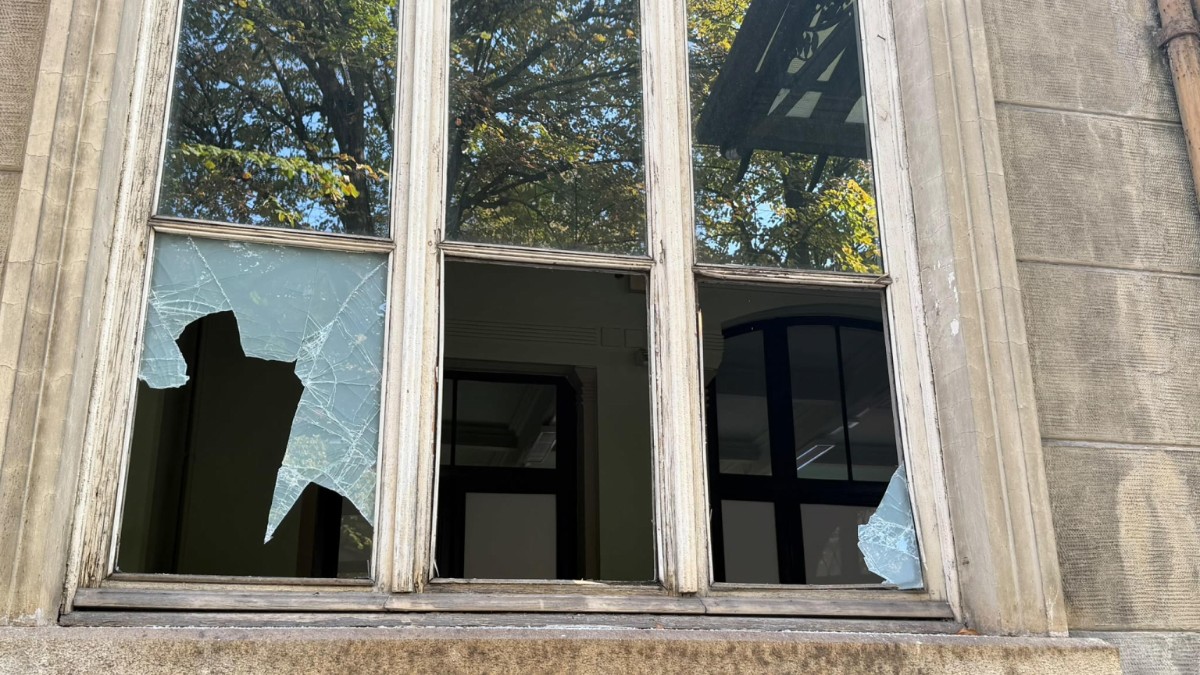 torino 40 giovani mascherati fanno irruzione in tre scuole e devastano arredi e finestre arrestato 17enne da Ilfattoquotidiano.it torino 40 giovani mascherati fanno irruzione in tre scuole e devastano arredi e finestre arrestato 17enne