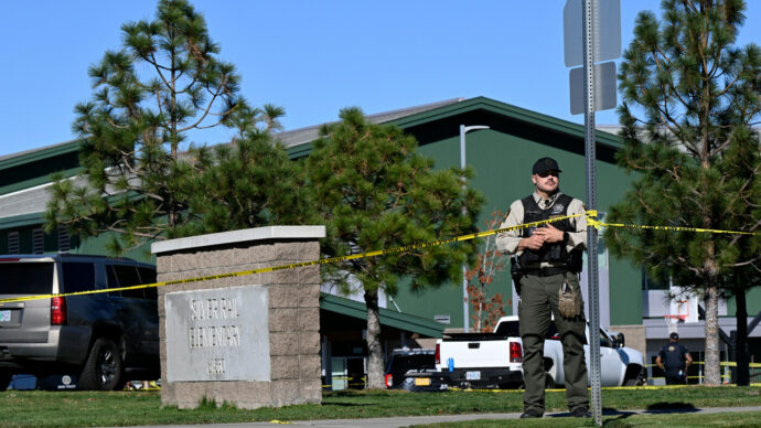 Usa, sparatoria in una scuola elementare in Oregon: uccisi tre bambini e un insegnante.  Morto l’attentatore 16enne