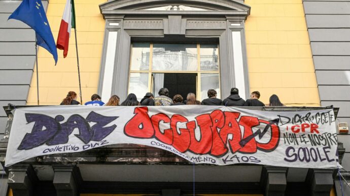 Gli studenti tornano in piazza in tutta Italia per il “No Meloni day”, cortei e occupazioni: “Facciamo come in Francia”