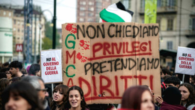 Copertina di Gli studenti tornano in piazza in tutta Italia per il “No Meloni day”, cortei e occupazioni: “Facciamo come in Francia”