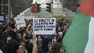 Copertina di Avellino, assenza ingiustificata e sanzioni per gli studenti che hanno scioperato. Dopo le polemiche il preside fa marcia indietro