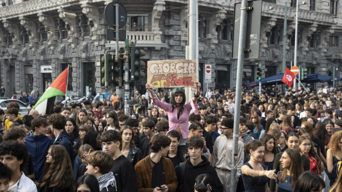 “La bolla di rabbia è esplosa e il popolo sta capendo. Saranno tempi di rivolta”. Milano, collettivi studenteschi in assemblea. Stasera presidio a San Vittore
