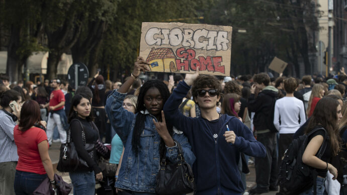 Giovani in piazza, i penalisti: “Il governo alza il livello della risposta repressiva, non è la strada giusta. Rischio di strumentalizzazioni”