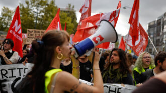 La Francia torna in piazza contro il caro vita: oltre 500 blocchi e asse Gilet Gialli-studenti. Governo: "Ci aspettiamo disordini"