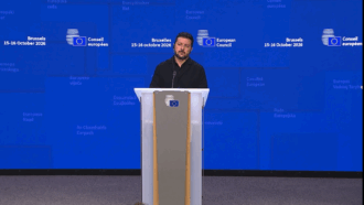 Copertina di Giornalista chiede a Zelensky: “Si sente il capro espiatorio dei problemi di Trump?”. Lui rimane zitto, poi ride: “Ecco la mia risposta”| Video
