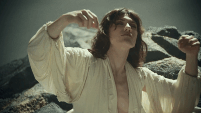Copertina di “Giorno dopo giorno sono sola. Avere il cuore spezzato alla mia età è qualcosa che ha a che fare con la tenerezza. Sono libera e liberata”: la rinascita di Elisa in “Kintsugi… e sono la mia opera”