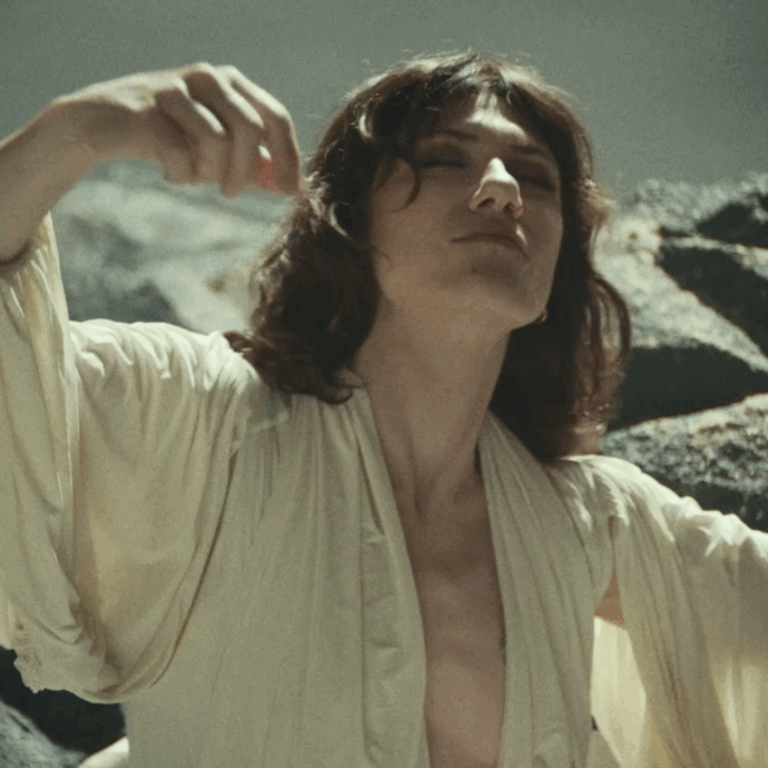 “Giorno dopo giorno sono sola. Avere il cuore spezzato alla mia età è qualcosa che a che fare con la tenerezza. Sono libera e liberata”: la rinascita di Elisa in “Kintsugi… e sono la mia opera”