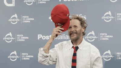 Copertina di “Io sono uno che rimuove il passato, invece ora mi hanno costretto a guardarlo. Mi rendo conto che sto diventando come il mio babbo, penso ai silenzi di mia mamma…”: Jovanotti racconta il film sulla sua vita