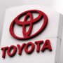 Copertina di Toyota avverte Bruxelles: “Non siamo ospiti in Europa”. E chiede di cambiare le regole sull’auto