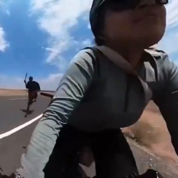 “Ho commesso l’errore di ignorare i consigli delle persone del luogo e ci sono andata comunque in bicicletta”: così la donna inseguita da un uomo con un bastone in Kenya