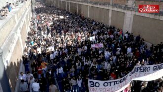Copertina di “Controsoffitti crollati, aule allagate: non possiamo concepire che i soldi vadano a bombe e missili”: le voci degli studenti dal corteo di Roma