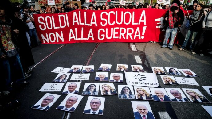 I ragazzi rianimano le piazze: “Vogliamo  futuro, non bombe”