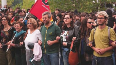 Copertina di I ragazzi rianimano le piazze: "Vogliamo futuro, non bombe". Il racconto del docente in corteo: “Li dobbiamo ascoltare: abbiamo fatto un cordone tra la polizia e gli studenti”