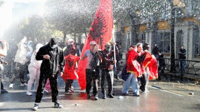 Copertina di Oggi attesi in 200 mila tra studenti e gilet gialli