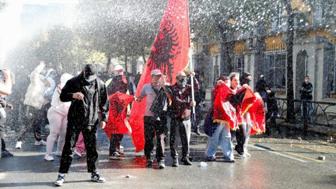 Oggi attesi in 200 mila tra studenti e gilet gialli