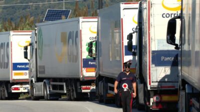 Copertina di Ex-Ilva di Taranto, rimosso il blocco all’Eni. Restano disagi in Calabria, Puglia e Sicilia per le proteste degli autotrasportatori. Ed è caos carburanti