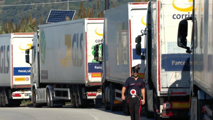Copertina di Ex-Ilva di Taranto, rimosso il blocco all’Eni. Restano disagi in Calabria, Puglia e Sicilia per le proteste degli autotrasportatori. Ed è caos carburanti