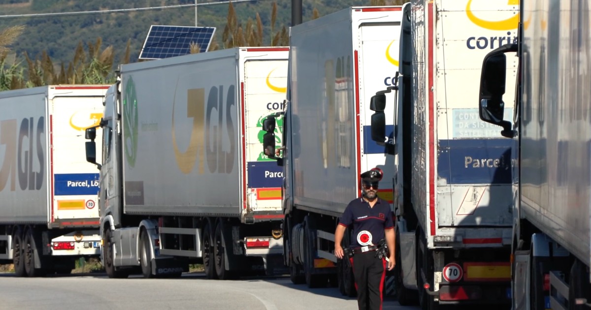 Ex-Ilva di Taranto, rimosso il blocco davanti all’Eni. Restano disagi in Calabria, Puglia e Sicilia per le proteste degli autotrasportatori. Ed è caos carburanti