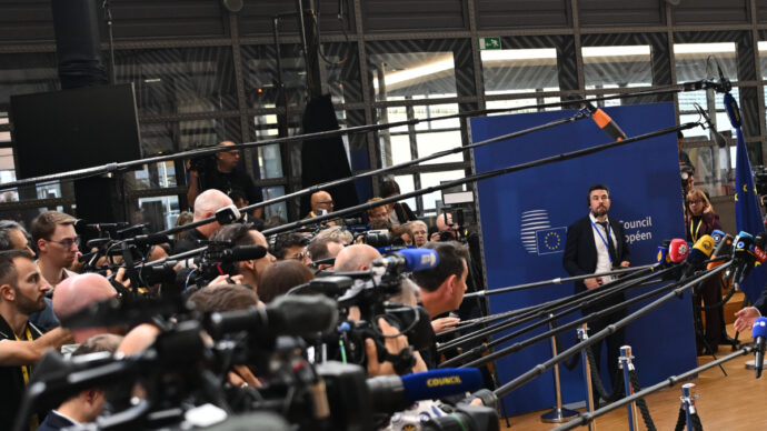 “Un petomane fantasma mette in fuga i giornalisti in attesa di Zelensky”: il racconto di Politico dalla sala stampa del Consiglio europeo
