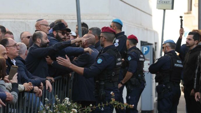 Roma, tensioni al Ghetto ebraico: Anpi allontanata dal luogo della cerimonia. Le urla: “Dovete andarvene, vergogna”
