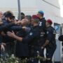 Copertina di Roma, tensioni al Ghetto ebraico: Anpi allontanata dal luogo della cerimonia. Le urla: “Dovete andarvene, vergogna”