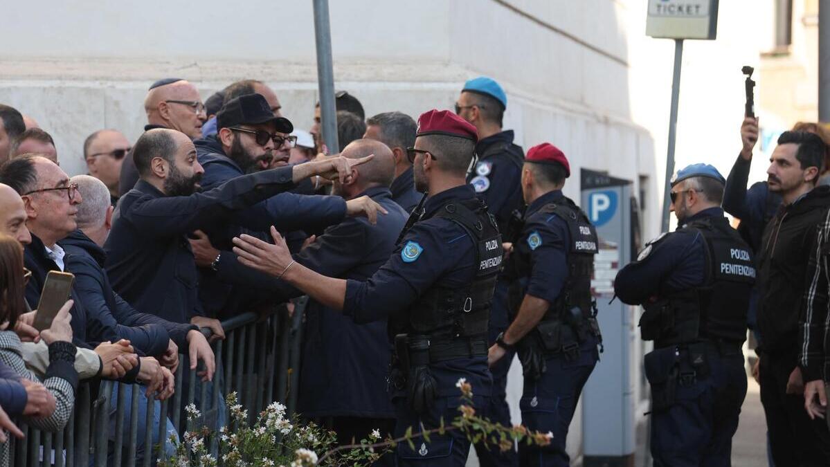 roma tensioni al ghetto ebraico anpi allontanata dal luogo della cerimonia le urla dovete andarvene vergogna da Ilfattoquotidiano.it roma tensioni al ghetto ebraico anpi allontanata dal luogo della cerimonia le urla dovete andarvene vergogna