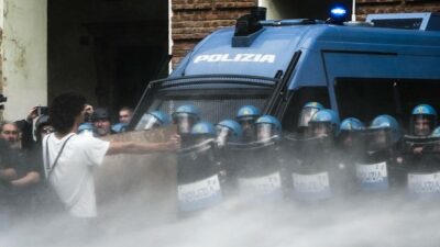Copertina di Proteste degli studenti a Torino, genitori e docenti fanno da scudo ai ragazzi: “La polizia ha provocato, noi ci siamo messi in mezzo”