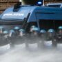 Copertina di Torino, genitori e docenti fanno da scudo ai ragazzi: “La polizia ha provocato, noi ci siamo messi in mezzo”