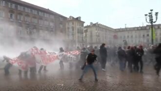 Copertina di No Meloni Day, la polizia “difende” la prefettura con l’idrante azionato sui manifestanti – Video