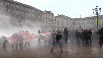 Copertina di No Meloni Day, la polizia “difende” la prefettura con l’idrante azionato sui manifestanti – Video