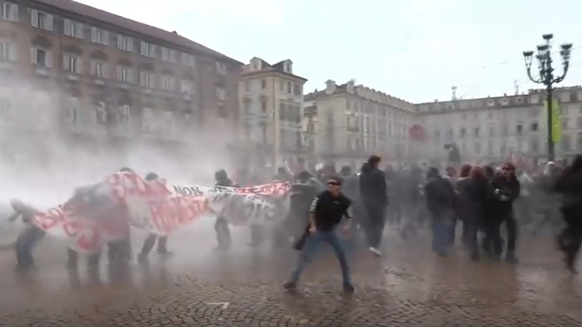 no meloni day la polizia difende la prefettura con l8217idrante azionato sui manifestanti 8211 video da Ilfattoquotidiano.it no meloni day la polizia difende la prefettura con l8217idrante azionato sui manifestanti 8211 video