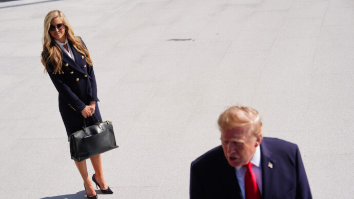 Trump licenzia la portavoce della Casa Bianca dopo appena 5 giorni dal suo insiediamento (pieni di gaffe)