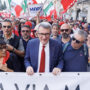 Copertina di Corteo Cgil a Roma, Landini: “Il 20 novembre sciopero generale, no all’aumento delle spese militari”. In piazza anche Conte e Schlein: “Costruiamo insieme l’alternativa a Meloni”