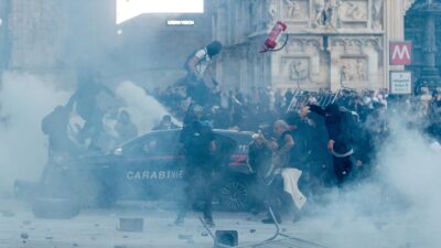 Copertina di Guerriglia a Milano, i violenti trasformano piazza Duomo in un campo di battaglia: bombe carta e cestini contro la polizia