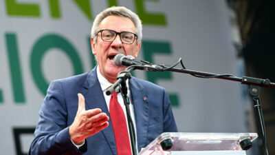 Copertina di Landini dal palco: “Siamo più di 100mila, è ora di riprenderci la parola”. Video