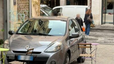 Copertina di “Mi aveva parcheggiato nel dehors, quindi ho deciso di apparecchiargli sulla macchina. Almeno così si accorgono di aver sbagliato”: il gesto di protesta del ristoratore di Ancona è virale