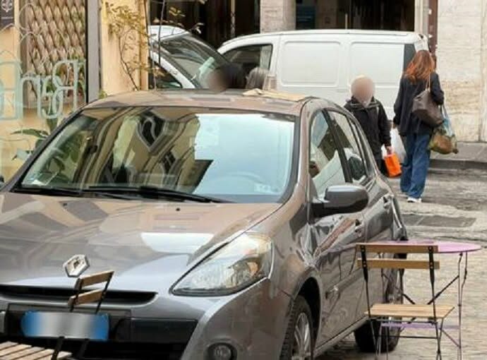 “Mi aveva parcheggiato nel dehors, quindi ho deciso di apparecchiargli sulla macchina. Almeno così si accorgono di aver sbagliato”: il gesto di protesta del ristoratore di Ancona è virale