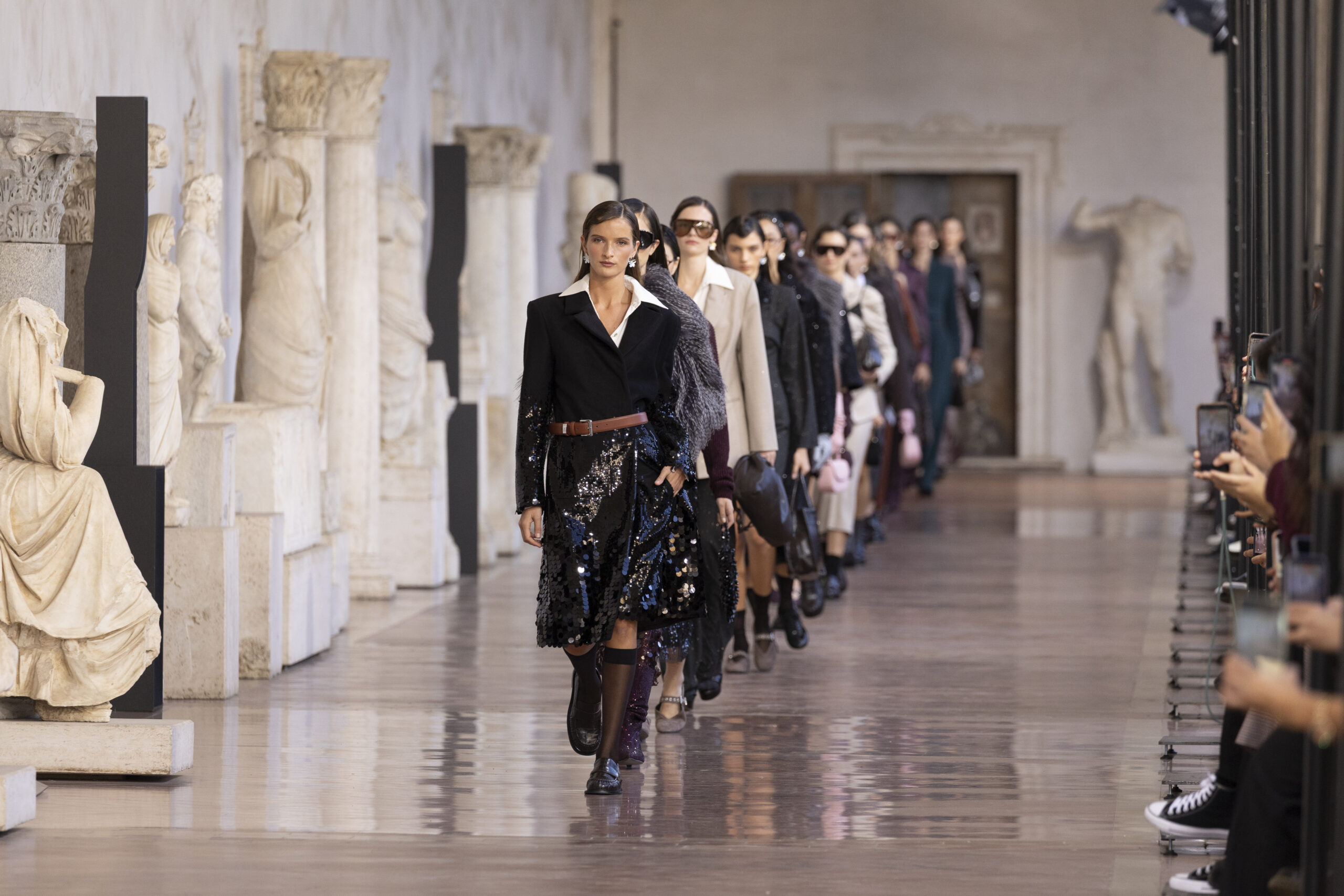 Dagli abiti da sposa alla moda di tutti i giorni: la rivoluzione di Emé sfila a Roma tra bermuda di paillettes, completi maschili e una sposa con gli stivali biker