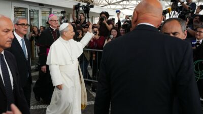 Copertina di Papa Leone XIV lascia il Gemelli dopo le dimissioni. Il sorriso e il saluto alla folla. Domenica reciterà l’Angelus dal Palazzo apostolico
