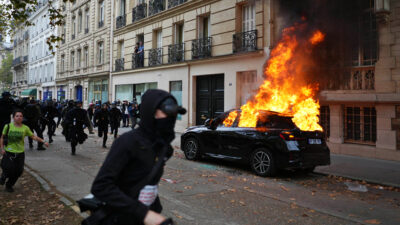 Copertina di Proteste in Francia contro il carovita, scontri a Parigi: la polizia usa i lacrimogeni. Assaltata la sede di CNews, tensioni anche a Marsiglia e Lione