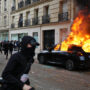 Copertina di Proteste in Francia contro il carovita, scontri a Parigi: la polizia usa i lacrimogeni. Assaltata la sede di CNews, tensioni anche a Marsiglia e Lione