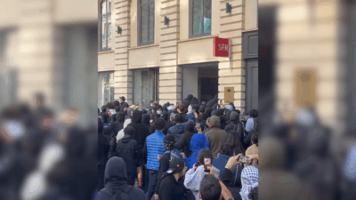 Copertina di Proteste in Francia, l’assalto a un negozio di telefonia a Marsiglia: i manifestanti esultano – Video