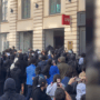 Copertina di L’assalto a un negozio di telefonia a Marsiglia: i manifestanti esultano – Video