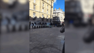 Il video degli scontri in place de la République: lacrimogeni sui manifestanti