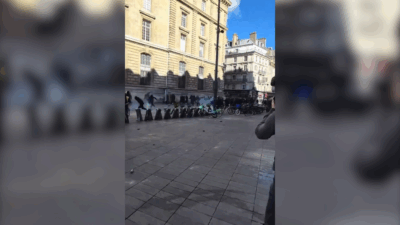 Copertina di Proteste in Francia, il video degli scontri in place de la République: lacrimogeni sui manifestanti