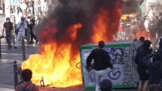 Copertina di Migliaia di persone in corteo a Marsiglia: cassonetti bruciati e lancio di petardi