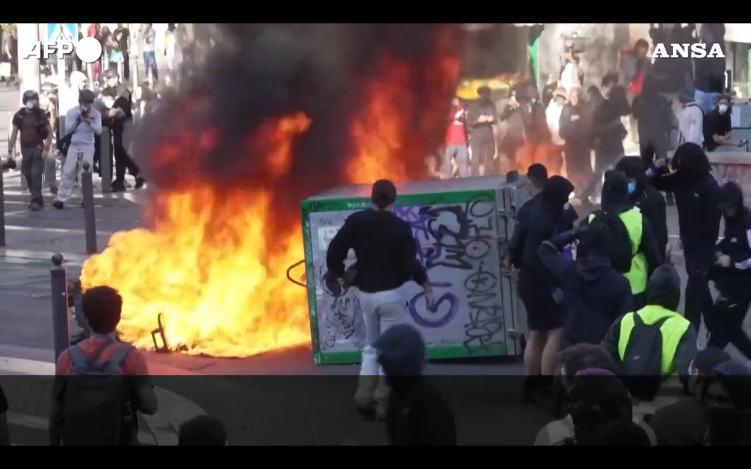 migliaia di persone in corteo a marsiglia cassonetti bruciati e lancio di petardi da Ilfattoquotidiano.it migliaia di persone in corteo a marsiglia cassonetti bruciati e lancio di petardi
